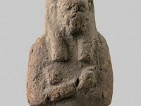 Aeg T 8  Aeg T 8, Dritte Zwischenzeit, Uschebti, Roter Ton, H 13,4 cm, B 4,2 cm, T 2,8 cm : Bestandskatalog Ägypten, Museumsfoto: Claus Cordes